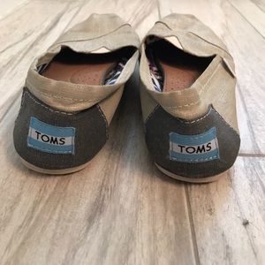 TOMS guc 7 1/2 silver/tan and grey